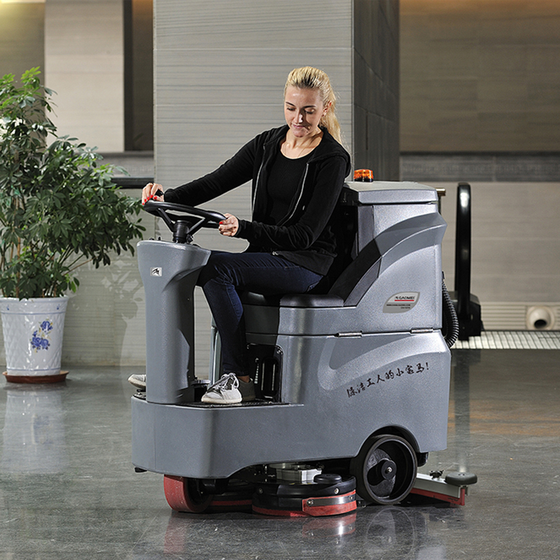 駕駛式洗地機(jī)如何操作？