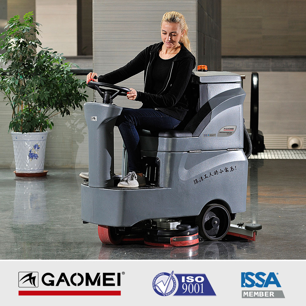 選購洗地機(jī)時駕駛式與手推式的主要區(qū)別在哪？