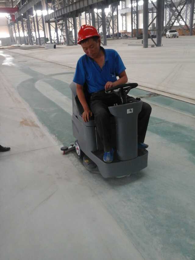 高美小型駕駛式洗地機(jī)貨銷全國是有原因的