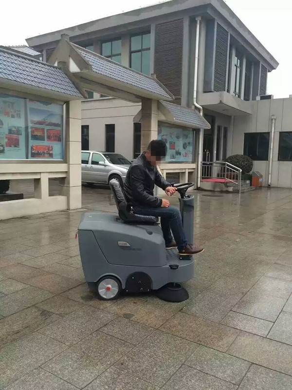 與人工相比、電動(dòng)掃地車(chē)的優(yōu)勢(shì)