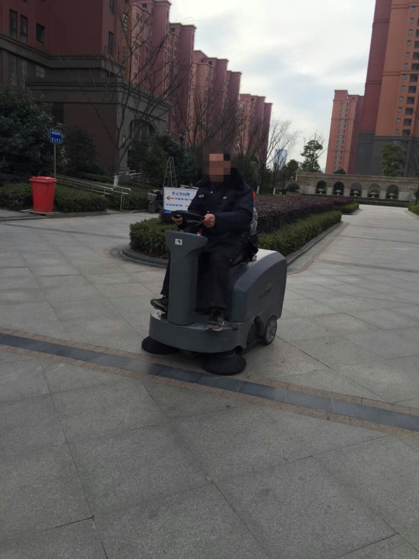 為什么越來越多的小區(qū)物業(yè)采購電動駕駛式掃地車