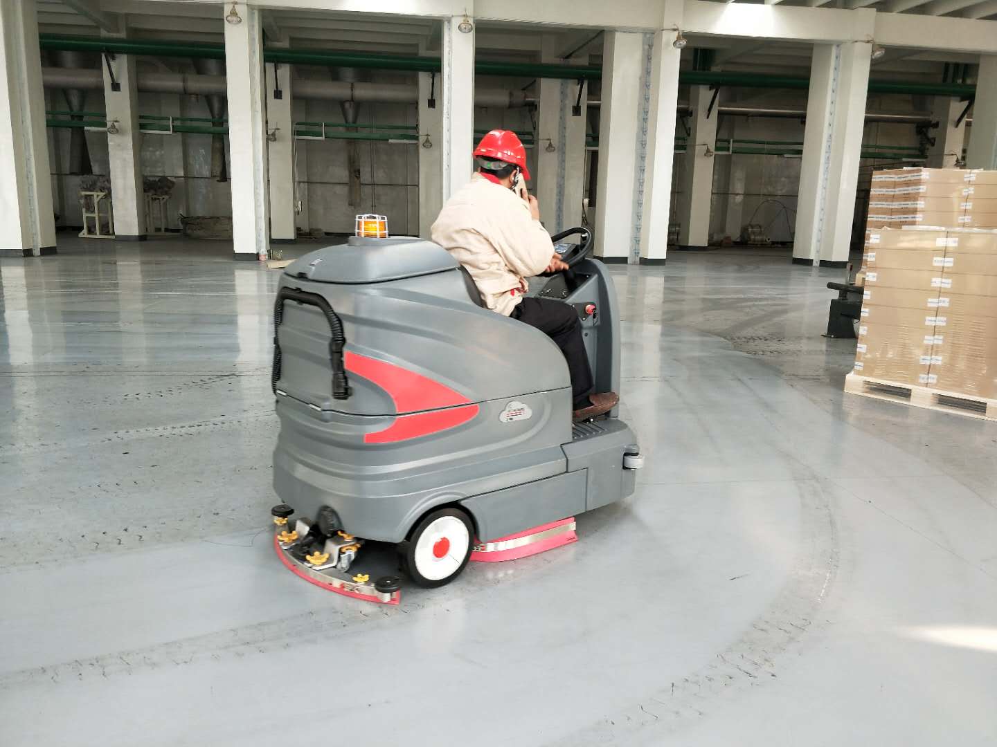 駕駛式洗地機(jī)操作起來很簡單！