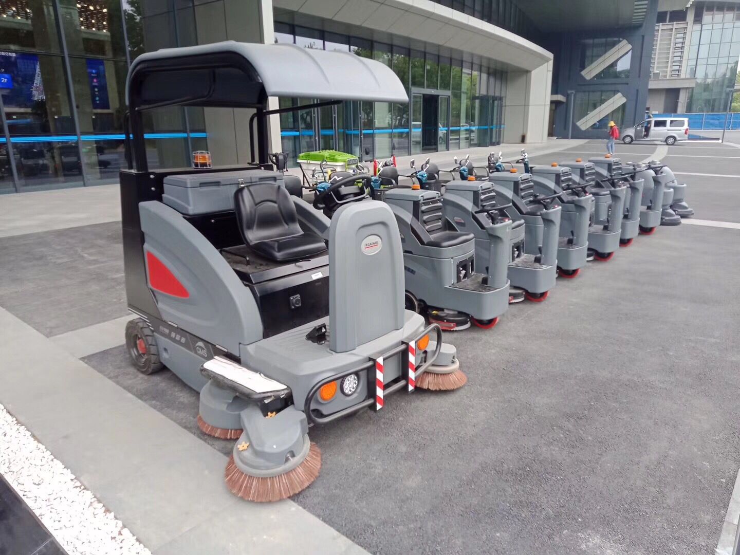 物業(yè)保潔應(yīng)該用什么樣的掃地車(chē)來(lái)維持地面衛(wèi)生呢？